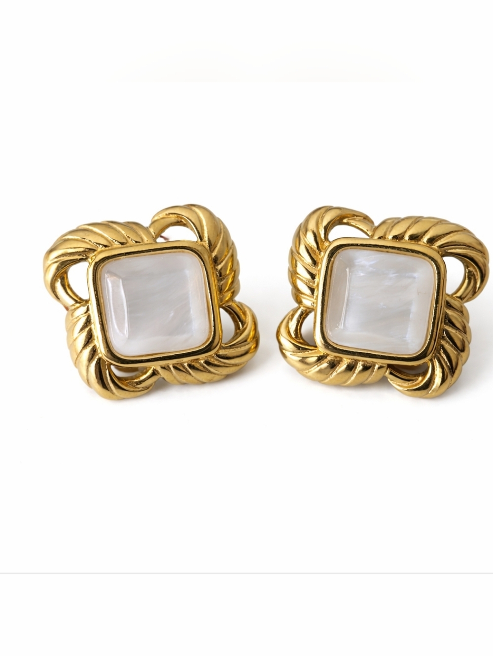 Vintage Monet Gold Tone Jewelry Set – Necklace, Earrings & Brooch - Picture 4 of 6